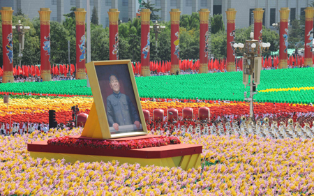 Portraits of CPC leaders paraded on National Day