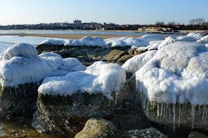 World's largest freshwater lake frozen