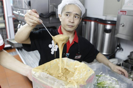 Popular hotpot chain admits to using 'bone glue'