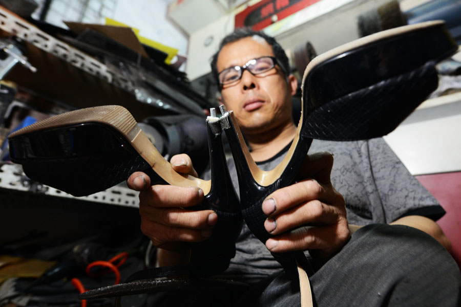 Shandong cobbler maintains happy life despite obstacles