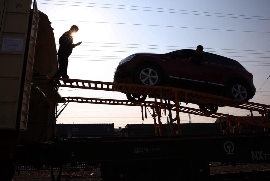 Beijing launches car-carrying trains for self-driving tourists in APEC vacation