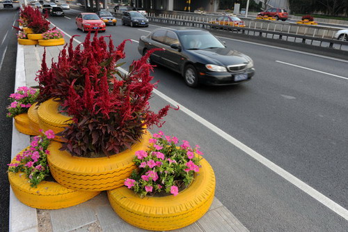 Crafty recycling beautifies Beijing road