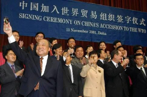 China formally becomes a WTO member in 2001