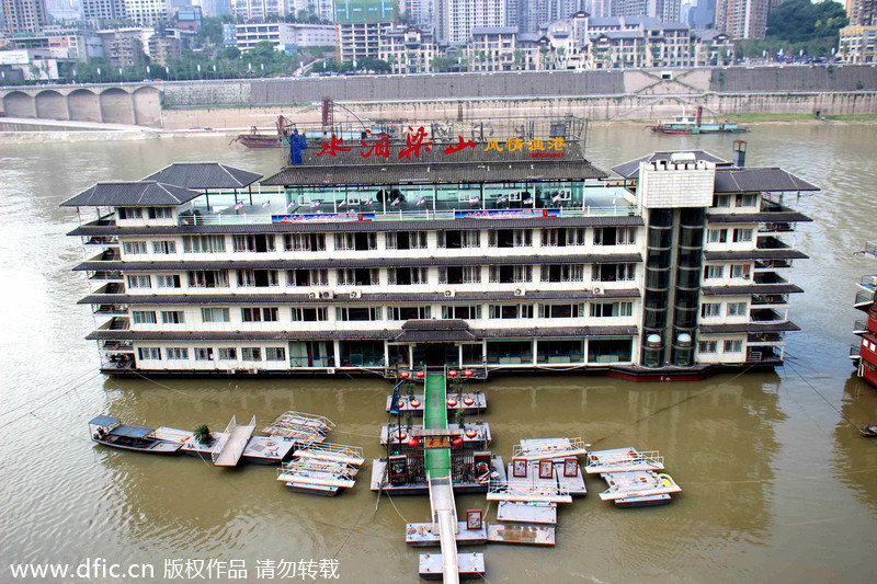 Luxury hotel 'floats' in Chongqing