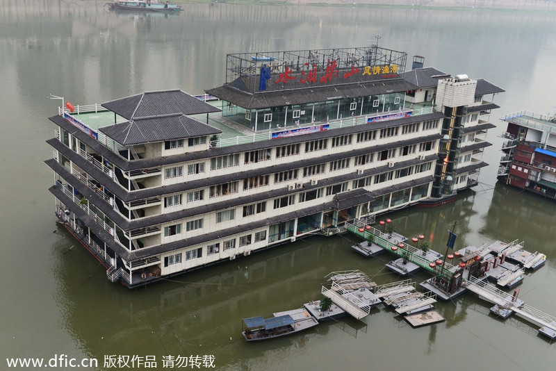 Luxury hotel 'floats' in Chongqing