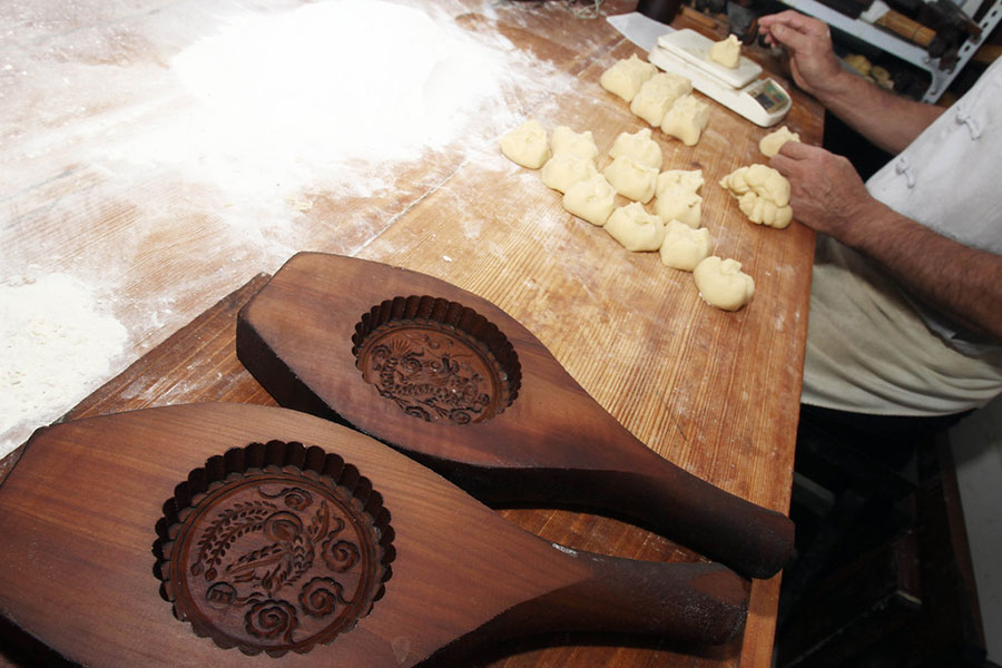 Hot cakes: Big demand for 72-year-old's hand-made mooncakes