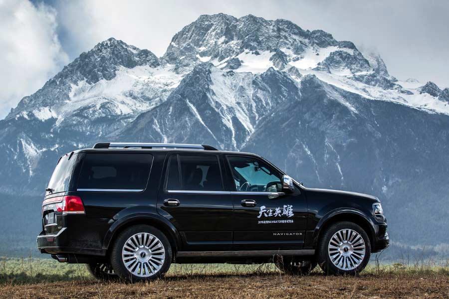 Lincoln Navigator SUV crosses Yunnan