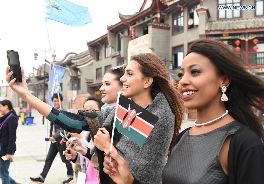 Finalists of Miss World take selfies