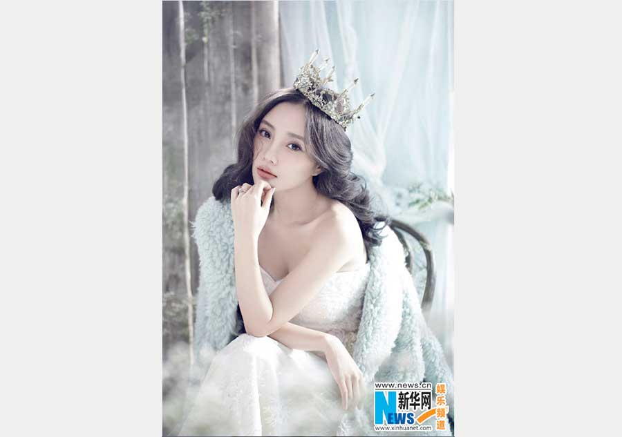 Actress Li Xiaolu releases bridal fashion shots