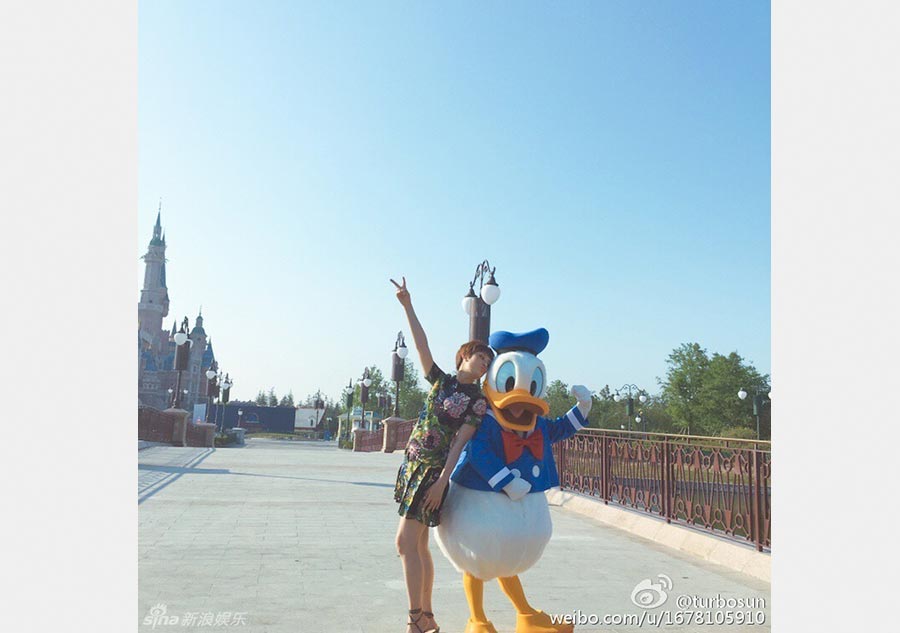 Sun Li has fun at Shanghai Disney Resort