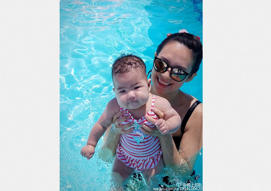 Zhang Ziyi swims with her baby