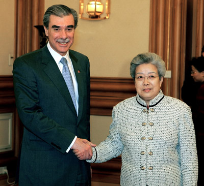 U.S. Commerce Secretary Carlos Gutierrez (L) is greeted by Chinese Vice Premier Wu Yi in Beijing March 28, 2006. Gutierrez held talks on Tuesday with Chinese officials. [Reuters]