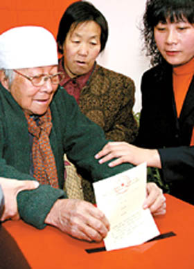 Ninety-four-year-old Su Shuhua casts her ballot at a polling station in Beijing's Chongwen District yesterday as the city started electing deputies for the local people's congresses of its 18 districts and counties. 