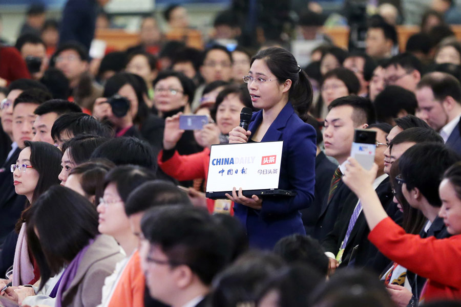 Premier Li Keqiang meets press