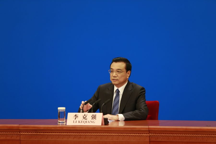 In photos: Premier Li meets the press