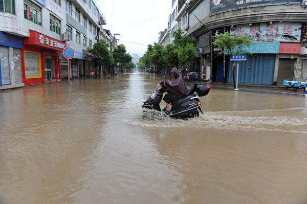 Dual typhoons lash coastal regions in East China