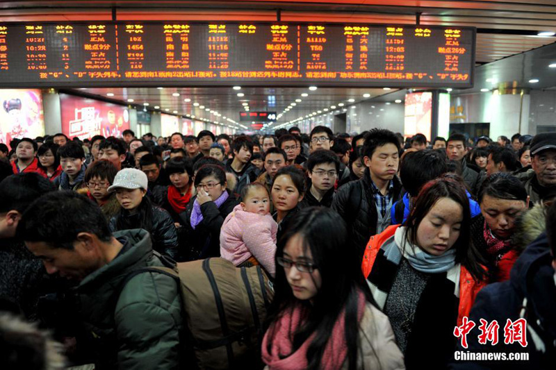 Passenger return peak surges after Lantern Festival