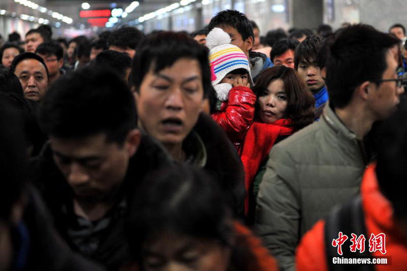 Passenger return peak surges after Lantern Festival