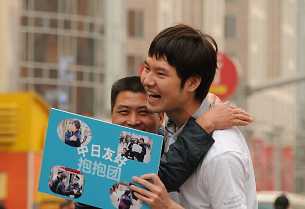 Students use hugs to ease Sino-Japanese tensions