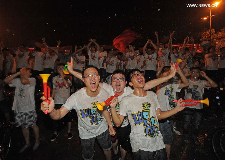 Water-splashing carnival celebrated at HUST in China's Wuhan