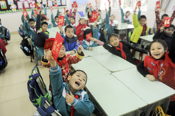 Students begin new term with lucky bags and red envelopes