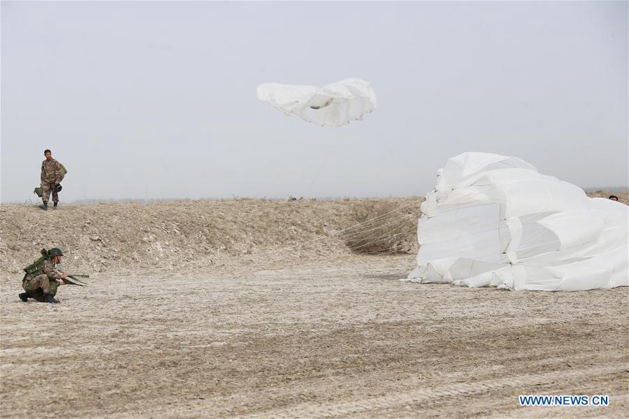 Soldiers attend parachute jumping training in NW China's Xinjiang