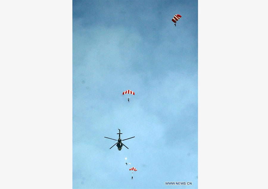 Soldiers attend parachute jumping training in NW China's Xinjiang