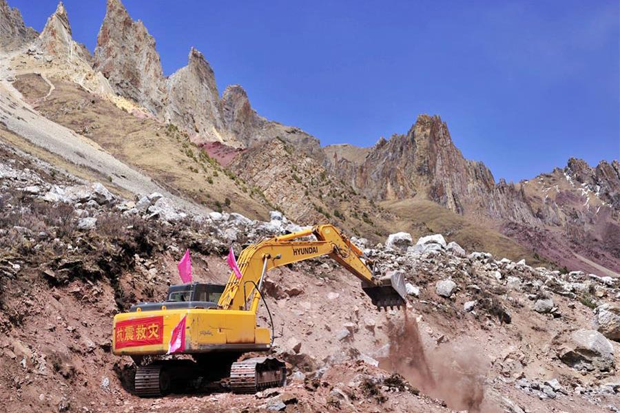 Tibetan village rebuilds after quake