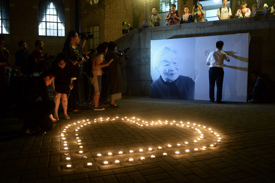 Tsinghua lights candles in memory of alumna and celebrated writer Yang Jiang