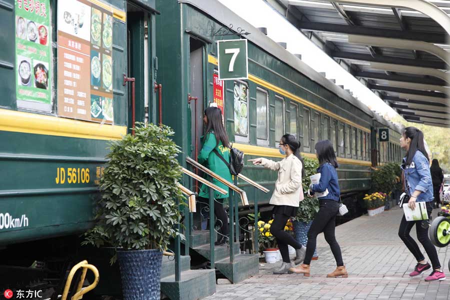 College students in E China enjoy meals in train-turned-canteen