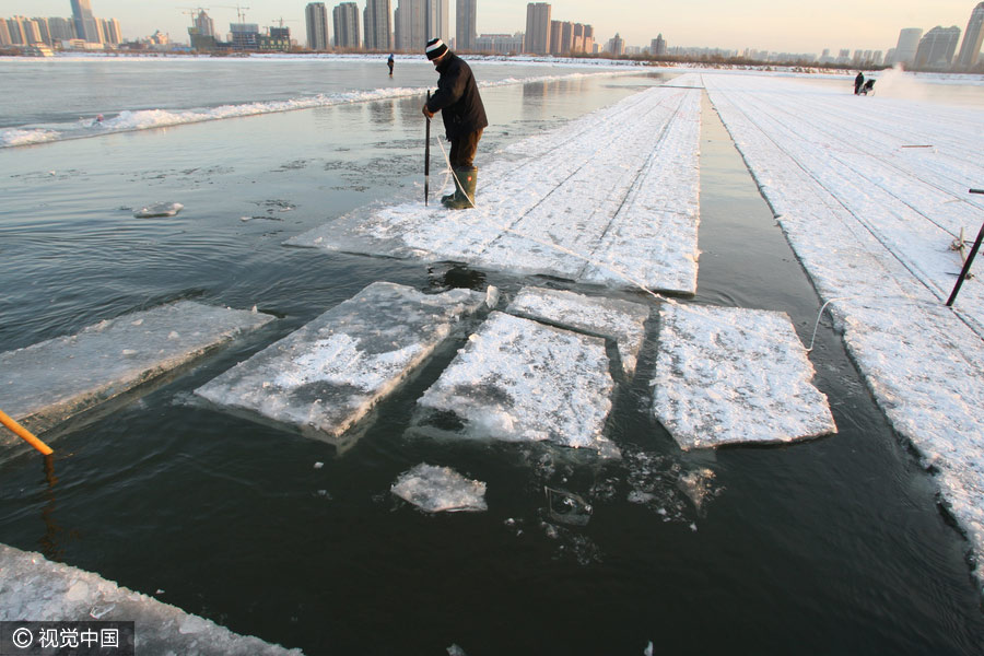 People perform ice-collection folk arts in NE China