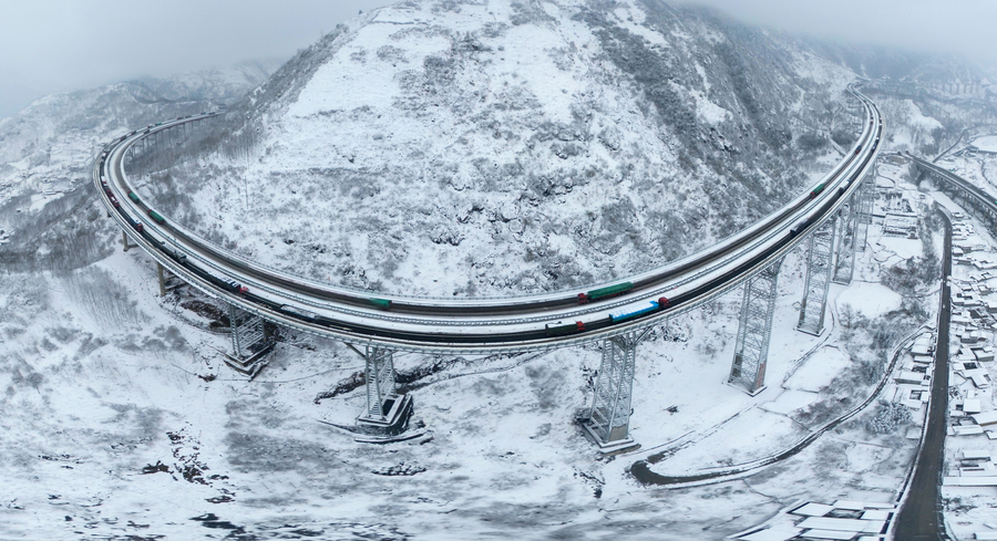 Heavy snow bogs down expressway traffic in SW China