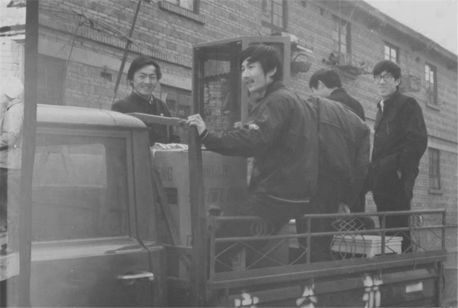 From black-white photos to digital: Wedding images reveal changes in China