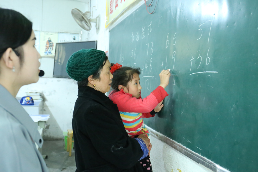 78-year-old granny takes care of adopted girl with brittle bone disease