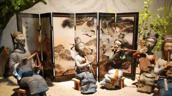 Miniature ceramic figure class gaining popularity