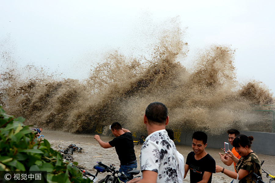 Qianjiang River sees seasonal high tide