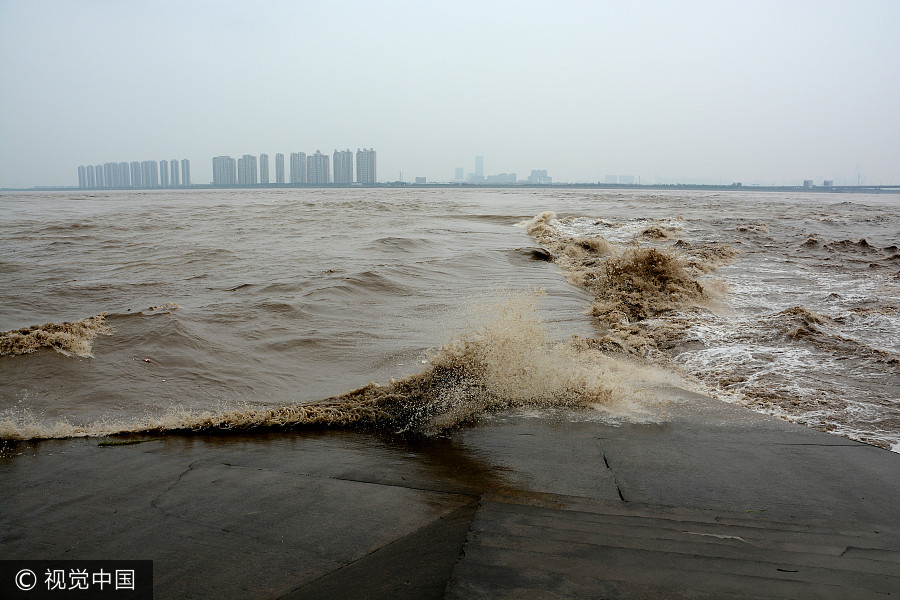 Qianjiang River sees seasonal high tide