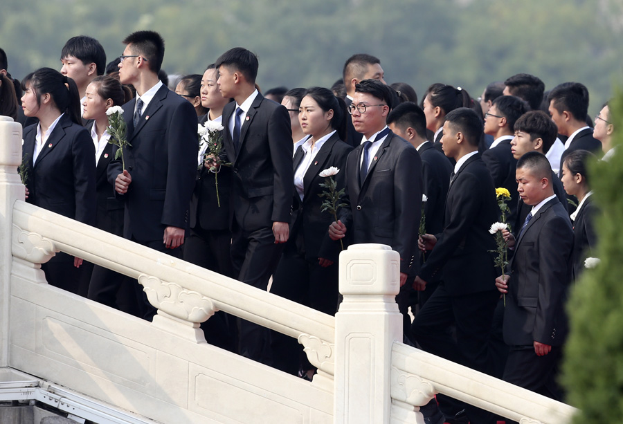 Chinese leaders pay tribute to national heroes at Tian'anmen Square