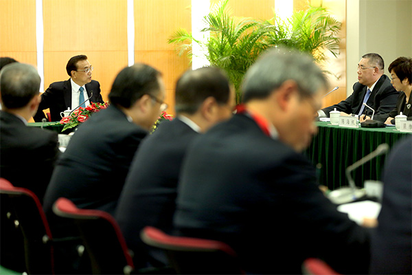 Premier Li visits headquarters of Macao government