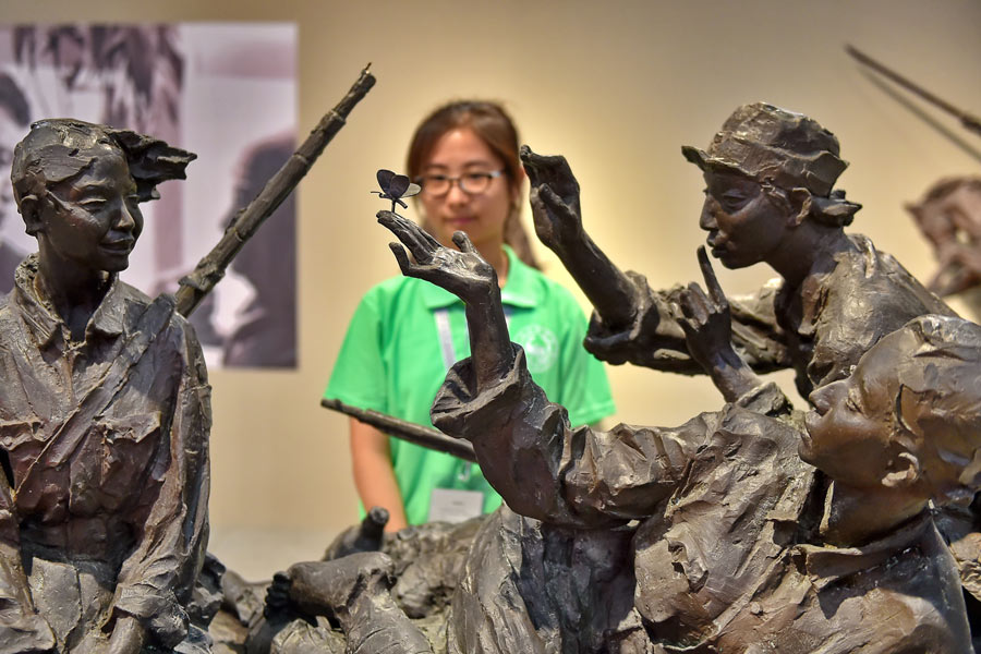 Military sculptors carve history into art