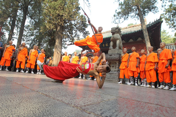 Kung fu dazzles Shaolin Temple