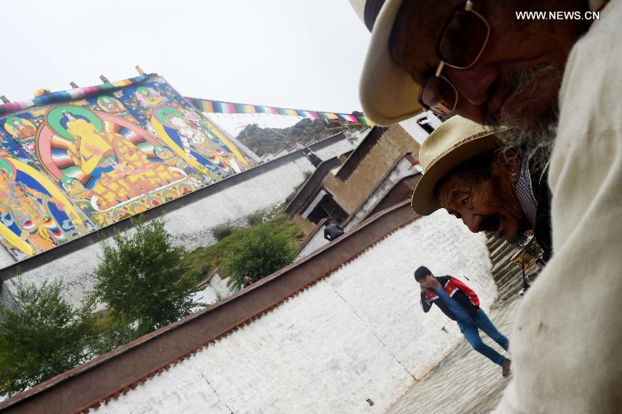 Buddhists attend Thangka worship activity in Tibet