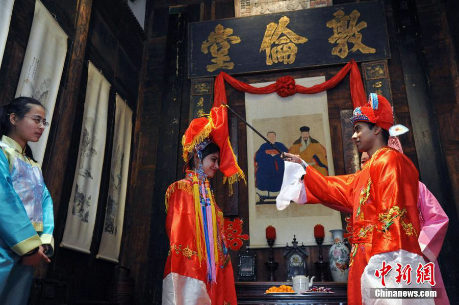 Foreign students experience Qing-style wedding ceremony