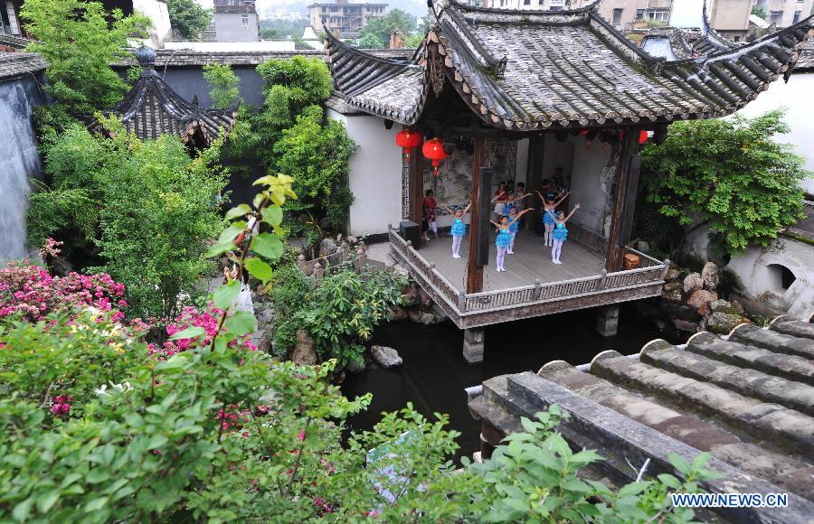 Children across China celebrate Children's Day with parents