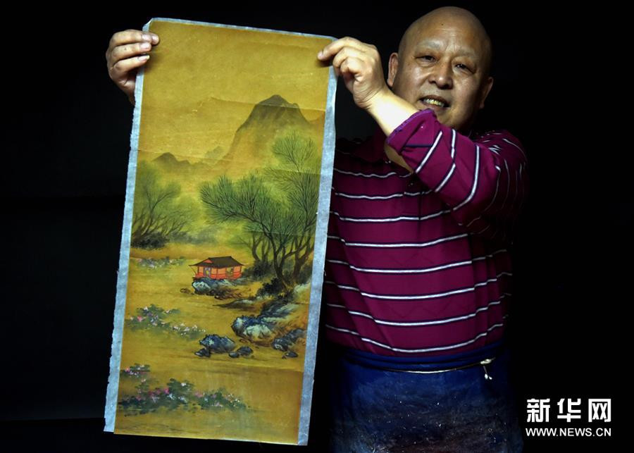 Inheritor restores classic painting and calligraphy