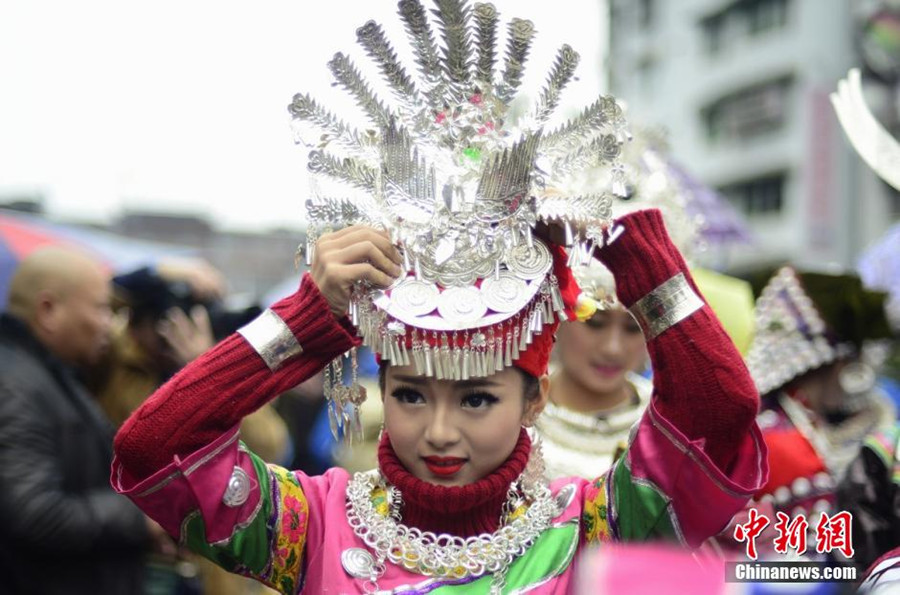 Splendid Miao clothes and jewelry star in Hunan festival