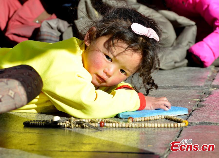 Winter pilgrimage on the way in Lhasa