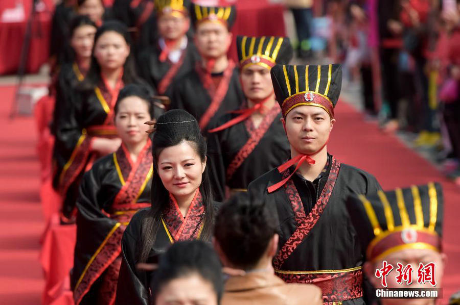 Couples hold traditional wedding of 2,000 years ago