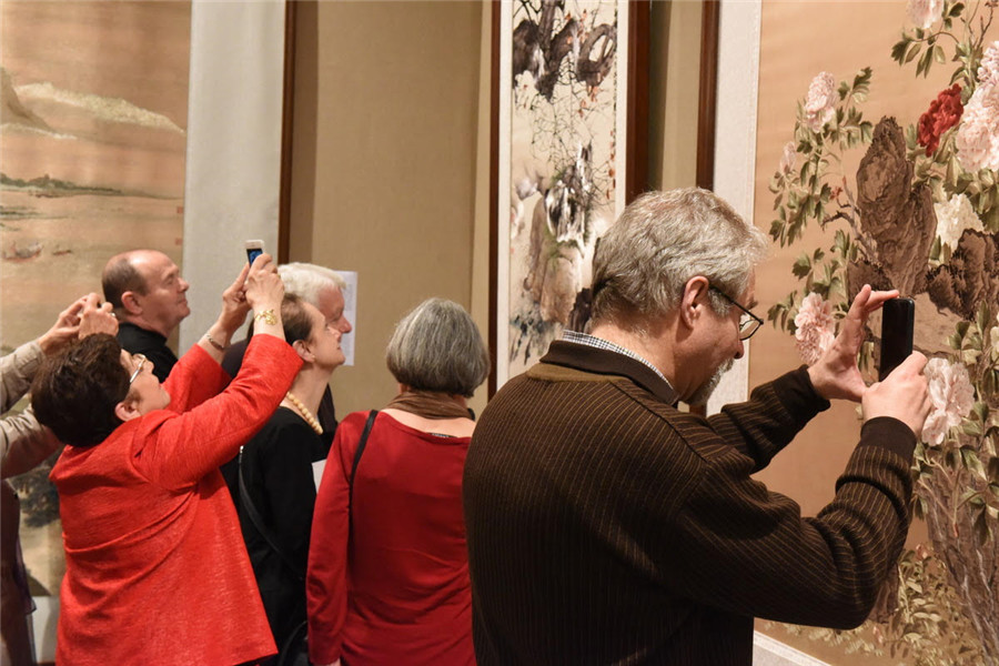 Exquisite Chinese embroidery on display in Paris