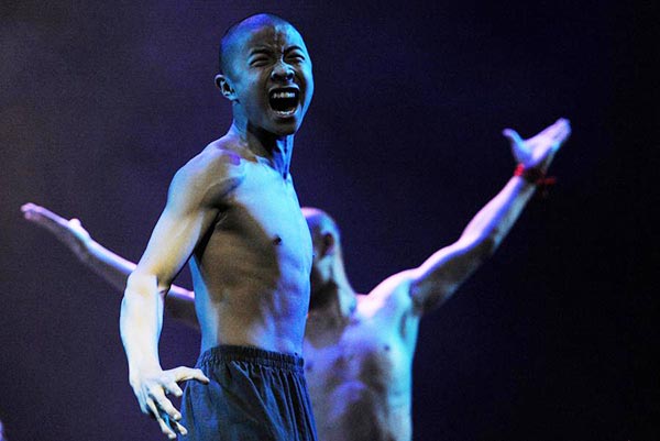 Shaolin monks stun Singapore audiences with authentic Chinese kung fu